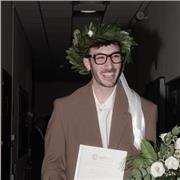 Studente laureato in mediazione linguistica impartisce ripetizioni private a ragazzi di scuola elementare